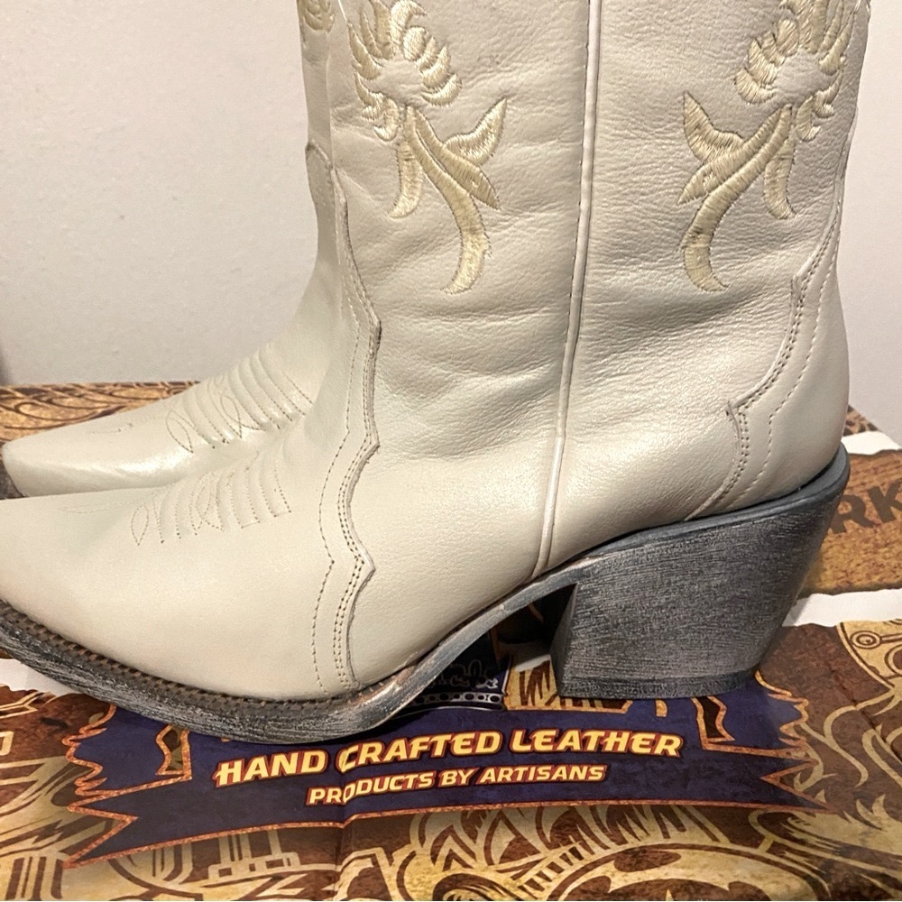 NIB TANNER MARK WOMEN'S LEAH SNIP TOE LEATHER
BOOTS IN WINTER WHITE - SIZE 10 - Picture 5 of 13